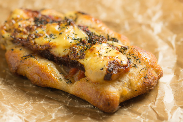 イベリコ豚と自家製トマトソース・ゴーダチーズ・粒マスタードがよくあいます