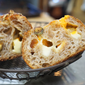 4種のチーズとピスタチオの横浜小麦パン