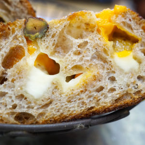 4種のチーズとピスタチオの横浜小麦パン